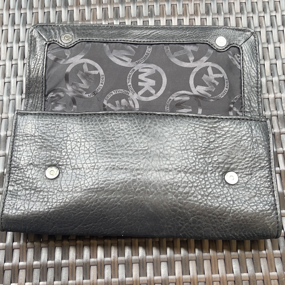 Michael kors Pebbled leather MK clutch with gun metal zipper. - Picture 10 of 16